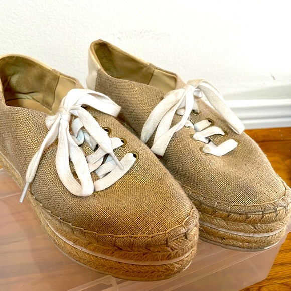 Guess gold shimmer rafffia sole waking shoes sz8 - Picture 1 of 7